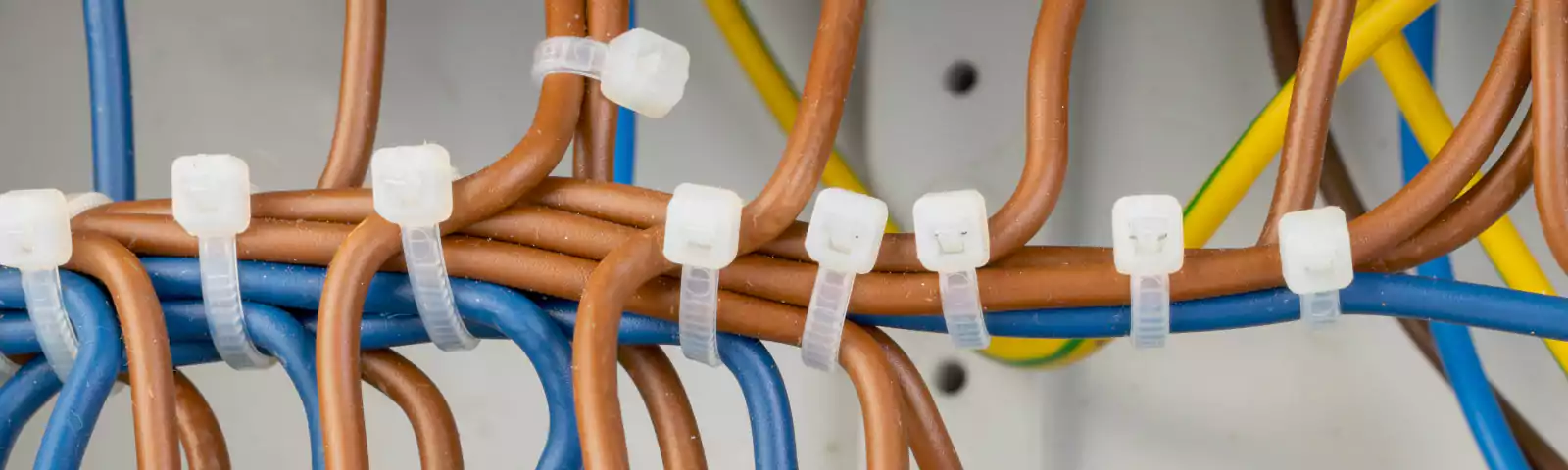 نظم دهی به سیم ها در برق کاری با بست کمربندی