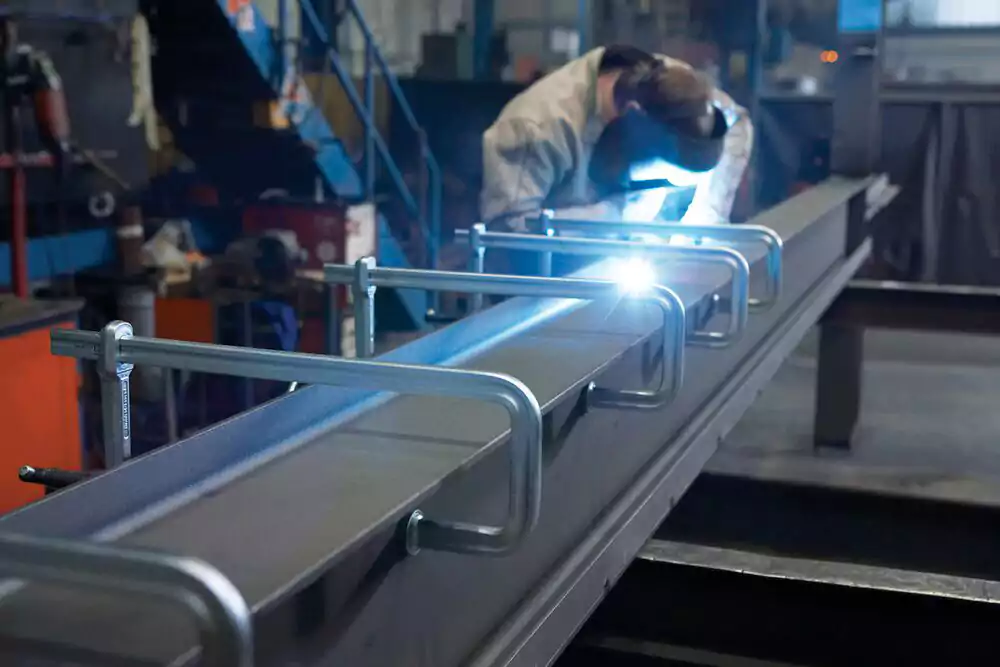 تولید بست فلزی مناسب از جنس و سایز