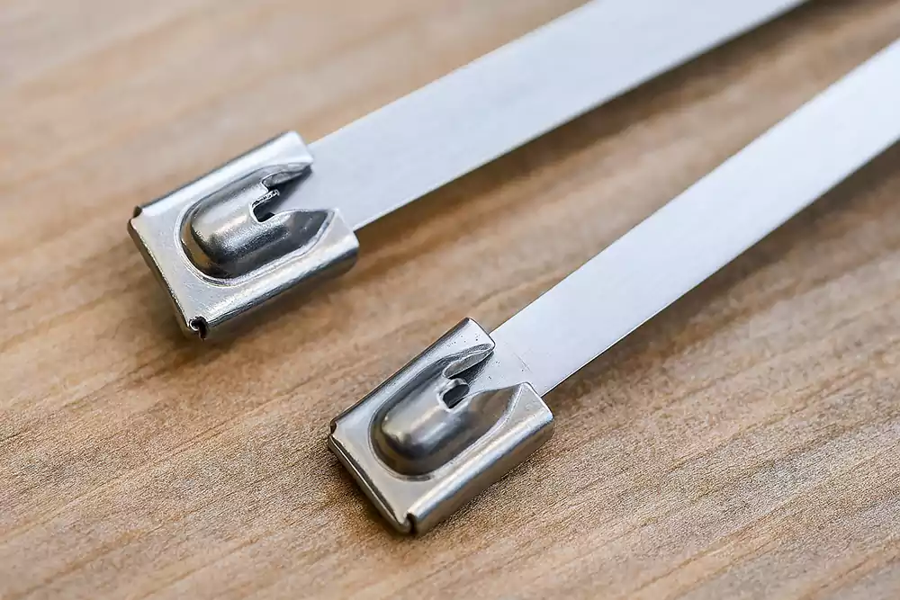 پرکاربردترین انواع بست کمربندی، نوع فلزی است