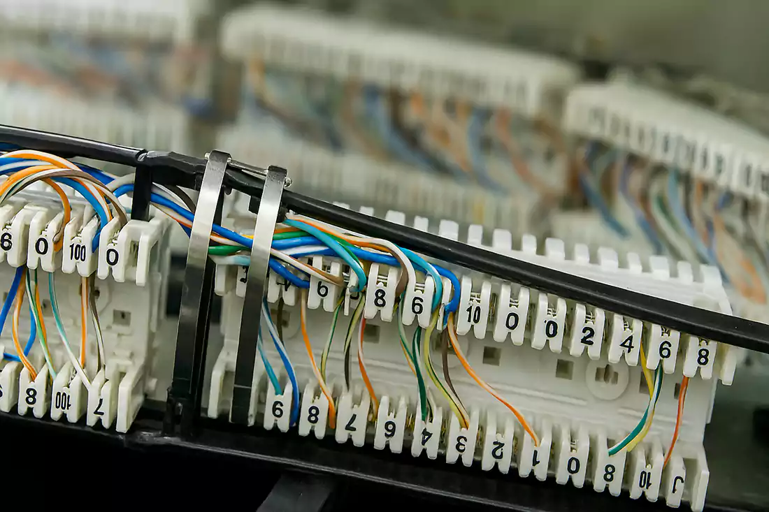 کاربرد بست فلزی در صنایع برق و مخابرات