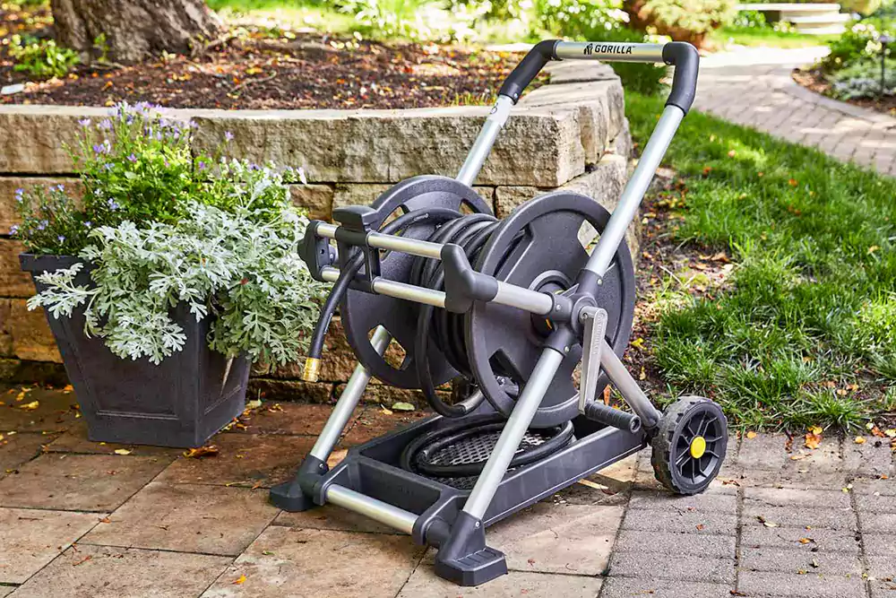 قرقره شلنگ جمع‌کن پایه‌دار قابل جابه‌جایی در فضای باز