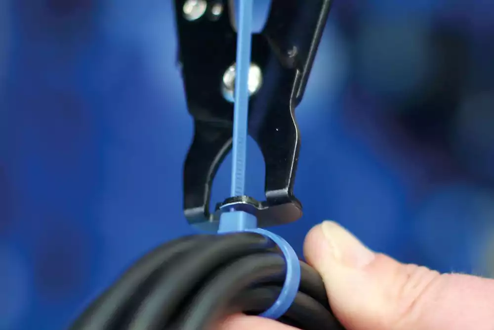 جدا کردن بست کمربندی از کابل برق با ابزار مناسب