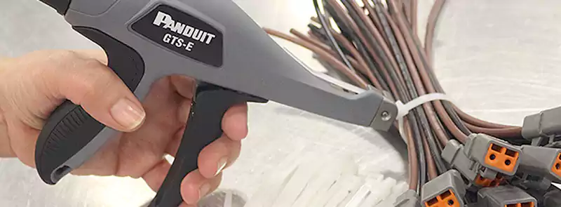 نصب بست کمربندی با ابزار استاندارد (انبردست یا ابزار فشرده‌سازی)