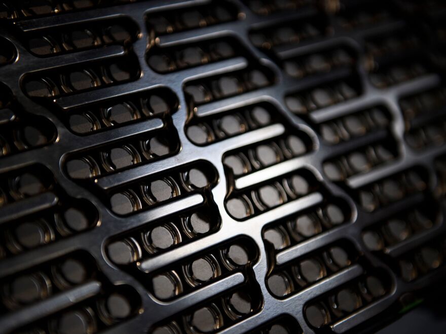 باتری خودرو برقی با ساختار سلولی و ماژول‌های داخلی