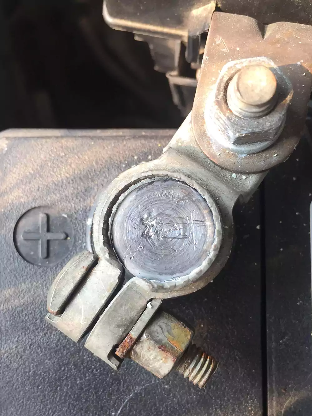 تشخیص بست باتری شل و حرکت باتری هنگام رانندگی